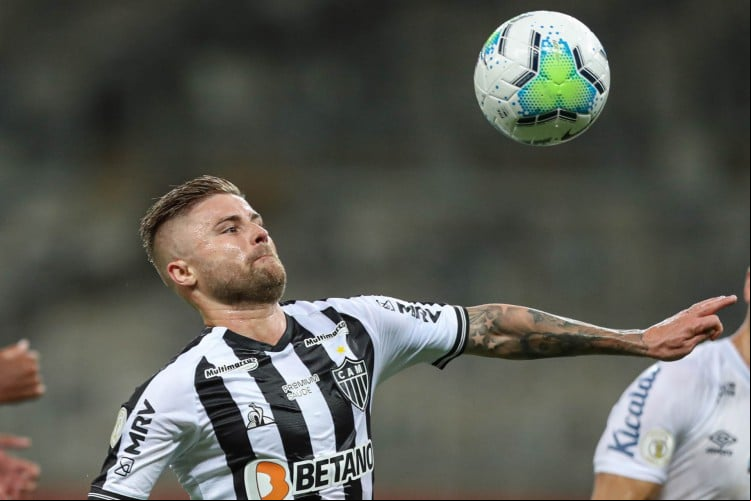 Atacante Eduardo Sasha com a bola no jogo Atlético-MG x Santos, no Mineirão, pelo Campeonato Brasileiro Série A