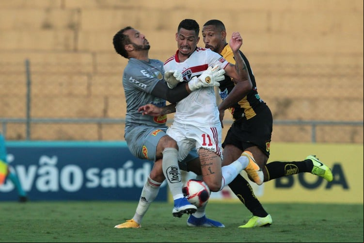 Atacante Luciano e goleiro Giovanni disputam bola no jogo Novorizontino x São Paulo, pelo Campeonato Paulista
