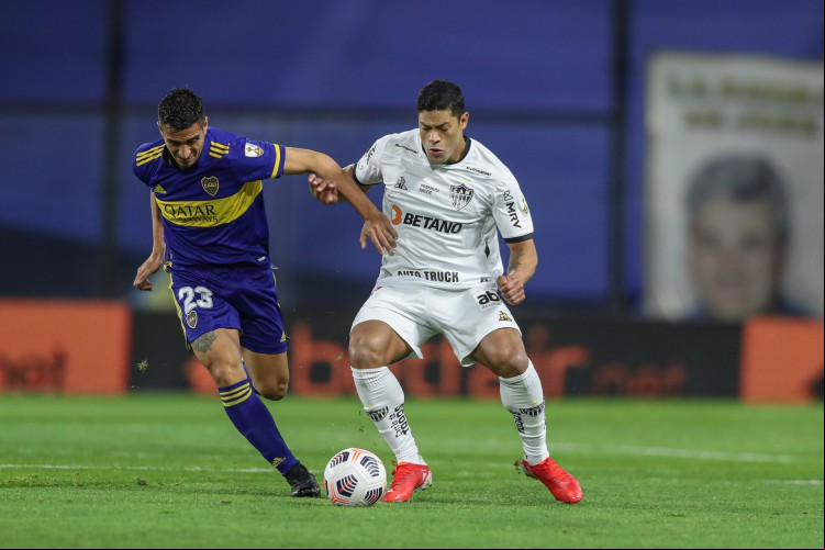 Atacante Hulk disputa bola no jogo Boca Juniors x Atlético-MG, em La Bombonera, pela Copa Libertadores