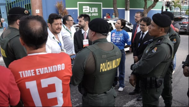 Policiais localizados em frente ao Centro Universitário Farias Brito, em Fortaleza, onde vota o candidato Evandro Leitão (PT)