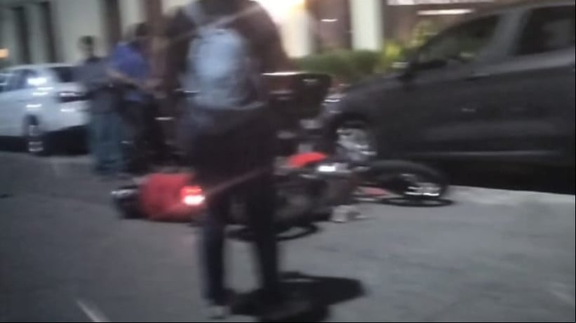Imagens mostraram a motocicleta no chão após o assalto