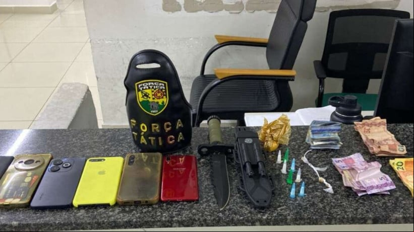 Os suspeitos responderam por diversos crimes, incluindo cÃ¡rcere privado, tortura, roubo, trÃ¡fico de drogas e participaÃ§Ã£o em organizaÃ§Ã£o criminosa. 
