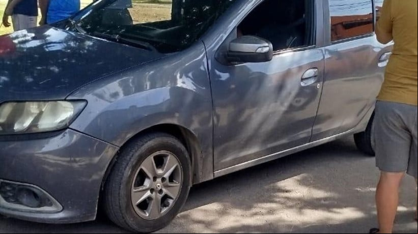 Vítima morreu dentro de carro após ser alvejada por disparo de arma de fogo  