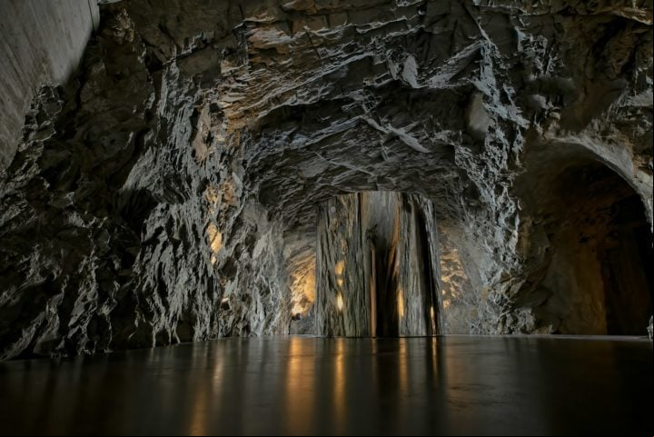 A descoberta de um lago gigantesco, aquecido e oculto dentro de um abismo rodeado por cavernas inexploradas pode parecer uma trama de filme, mas a história é real. 