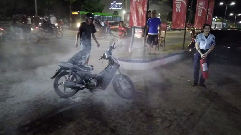 LÃ­dia Xavier, de 16 anos, Ã© aluna de escola militar, participou de curso para aprender a combater incÃªndios e debelou chamas em motocicleta em Juazeiro do Norte
 